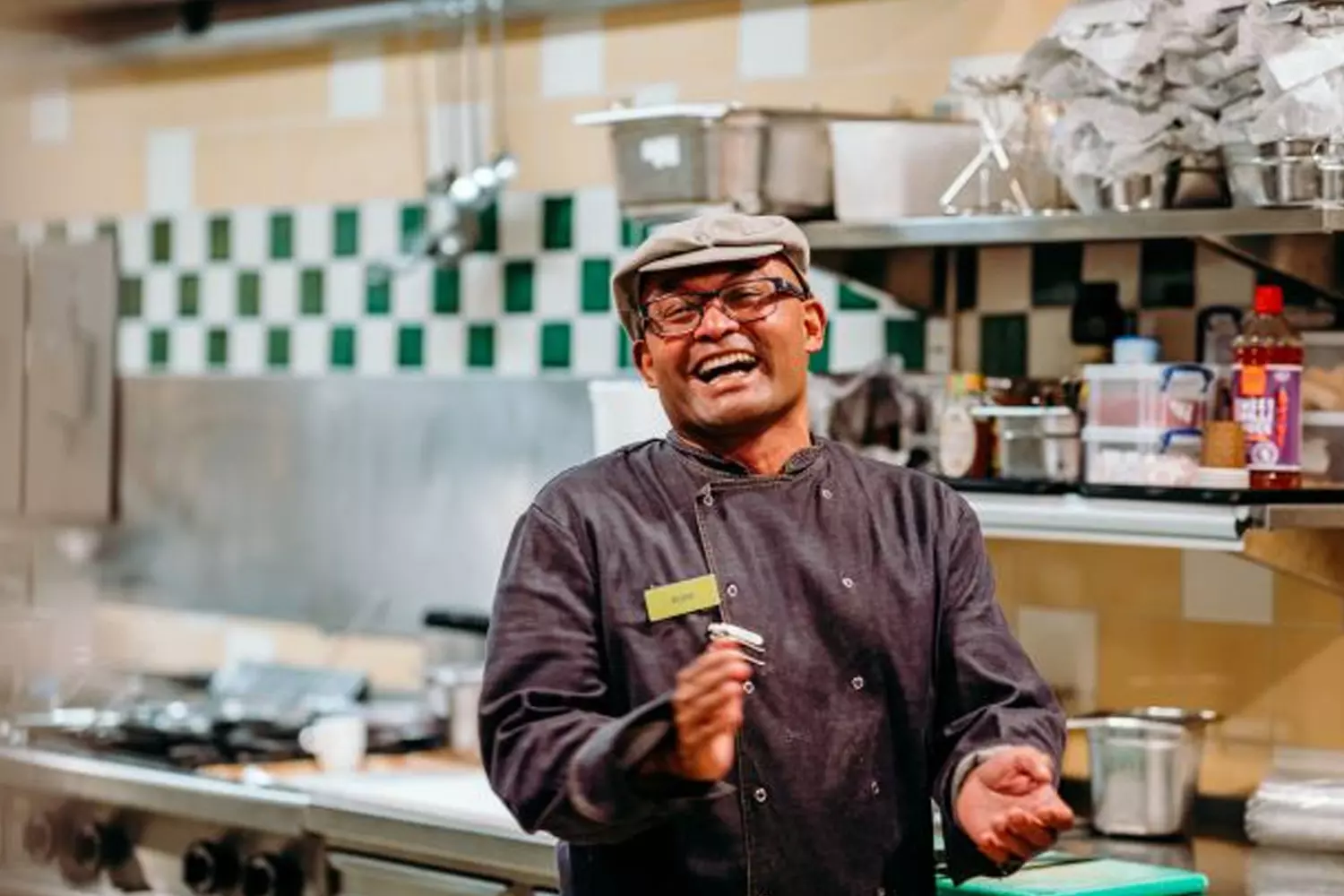 
Keukenmedewerker aan het werk in een restaurant van Albron