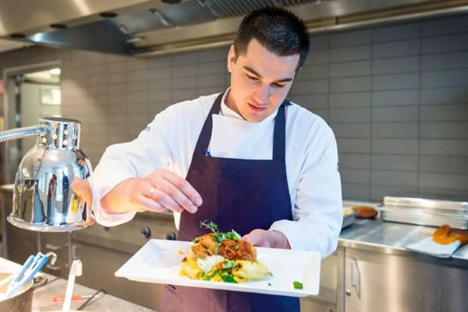 
Keukenmedewerker aan het werk in een restaurant van Albron Keukenhof