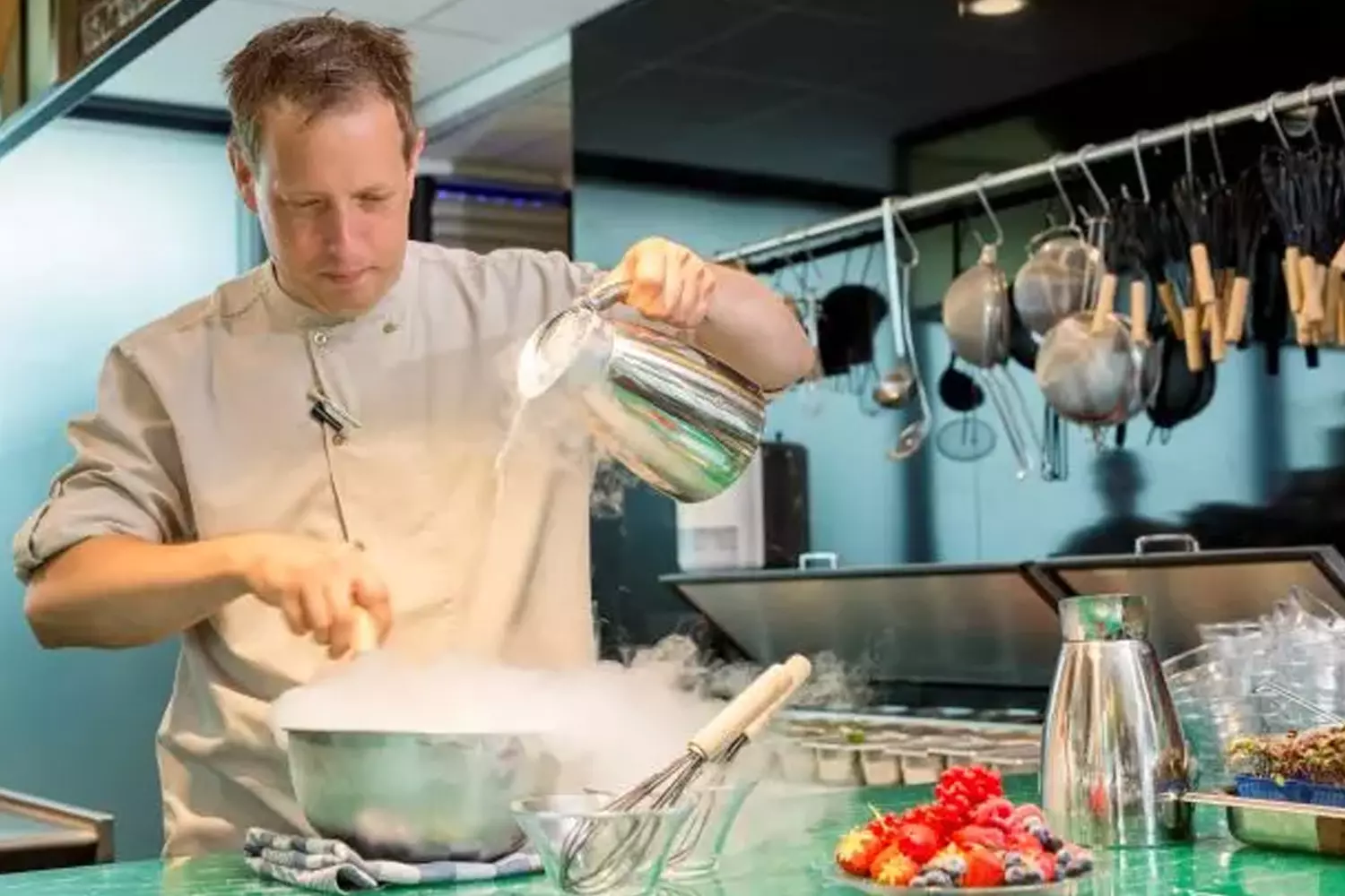 
Keukenmedewerker aan het werk in een restaurant van Albron